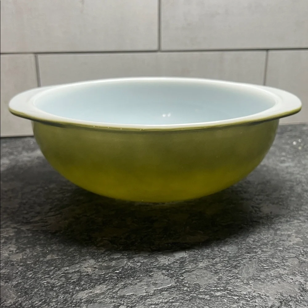 Vintage green Pyrex #024 mixing bowl with handles.  No chips or cracks. 2qt
